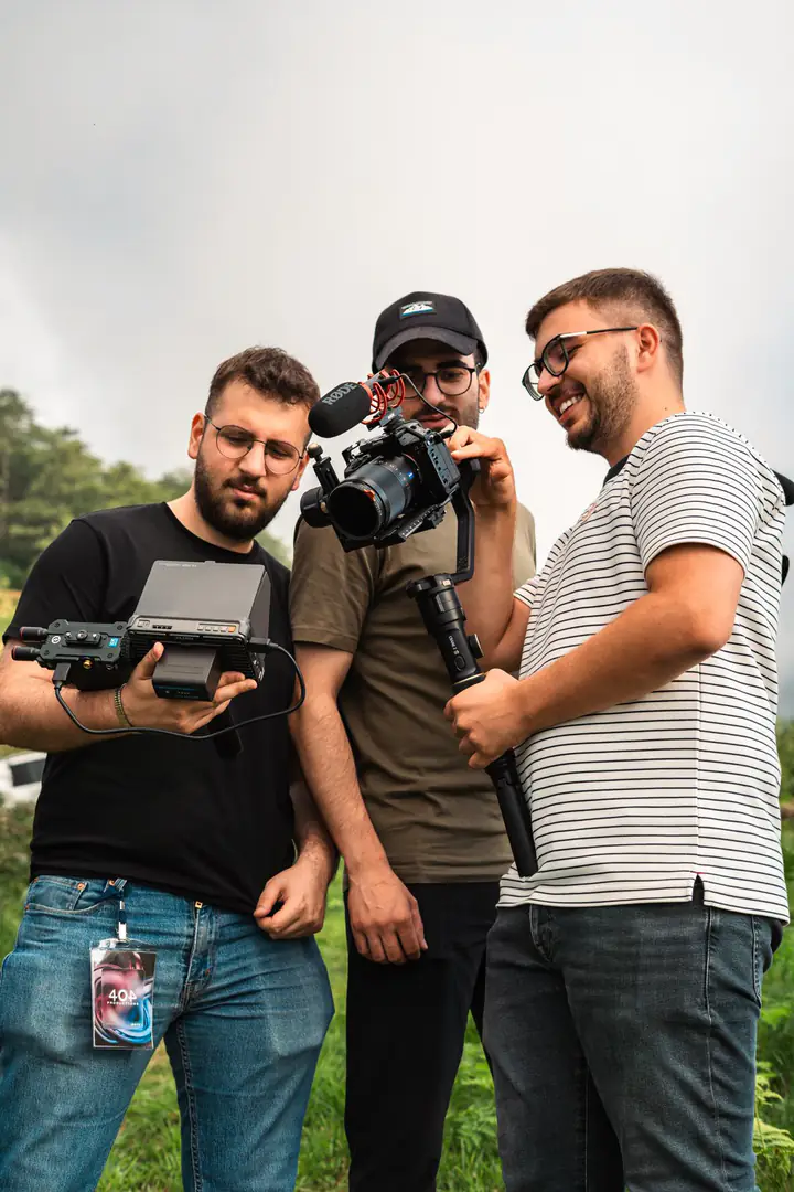 Sahada monitöre bakan üç kişilik ekip