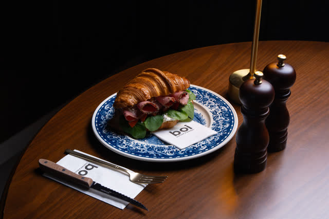 Boi Coffee & Bakery — Kruvasan sandviç